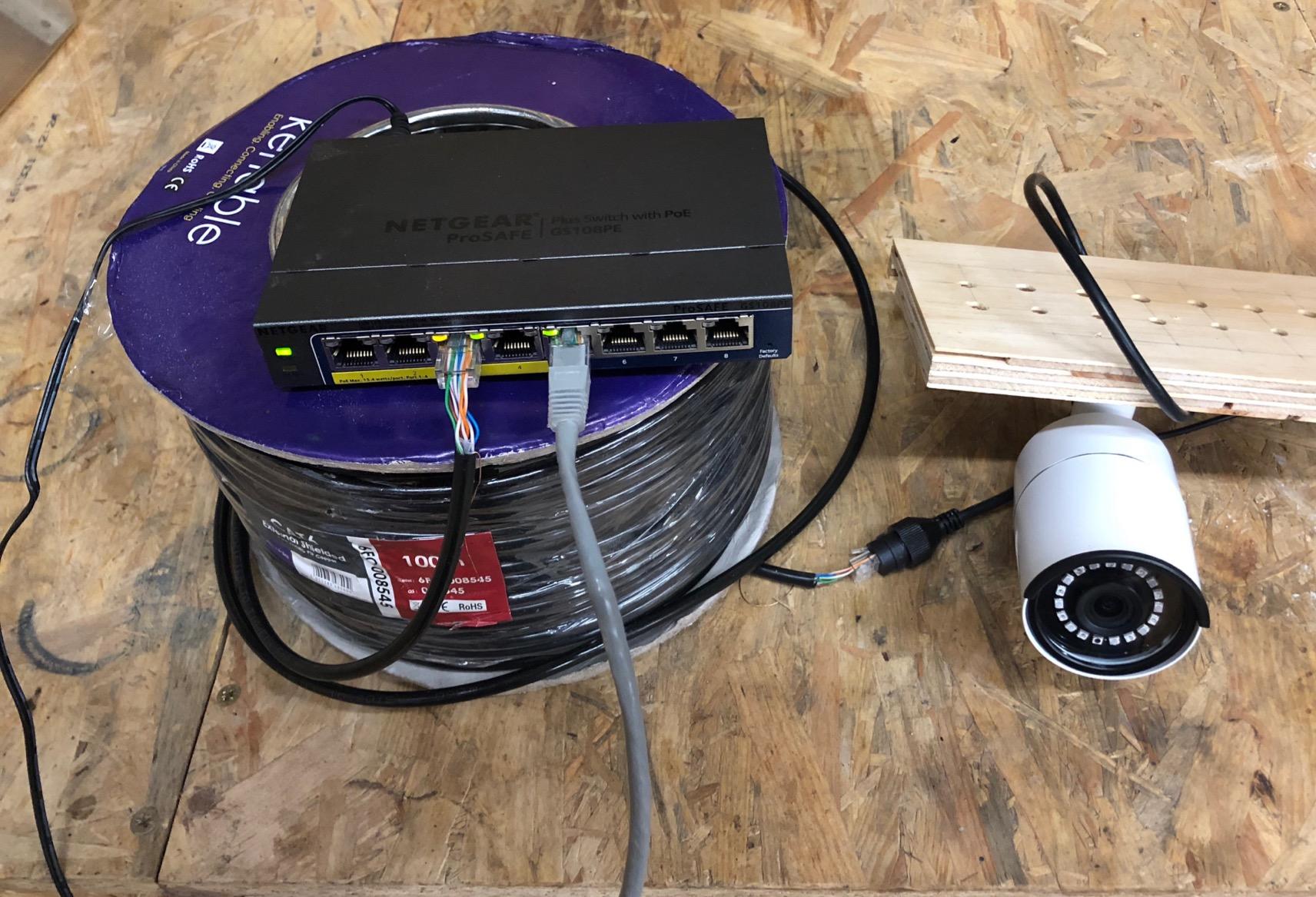 Strom und Daten über ein Kabel